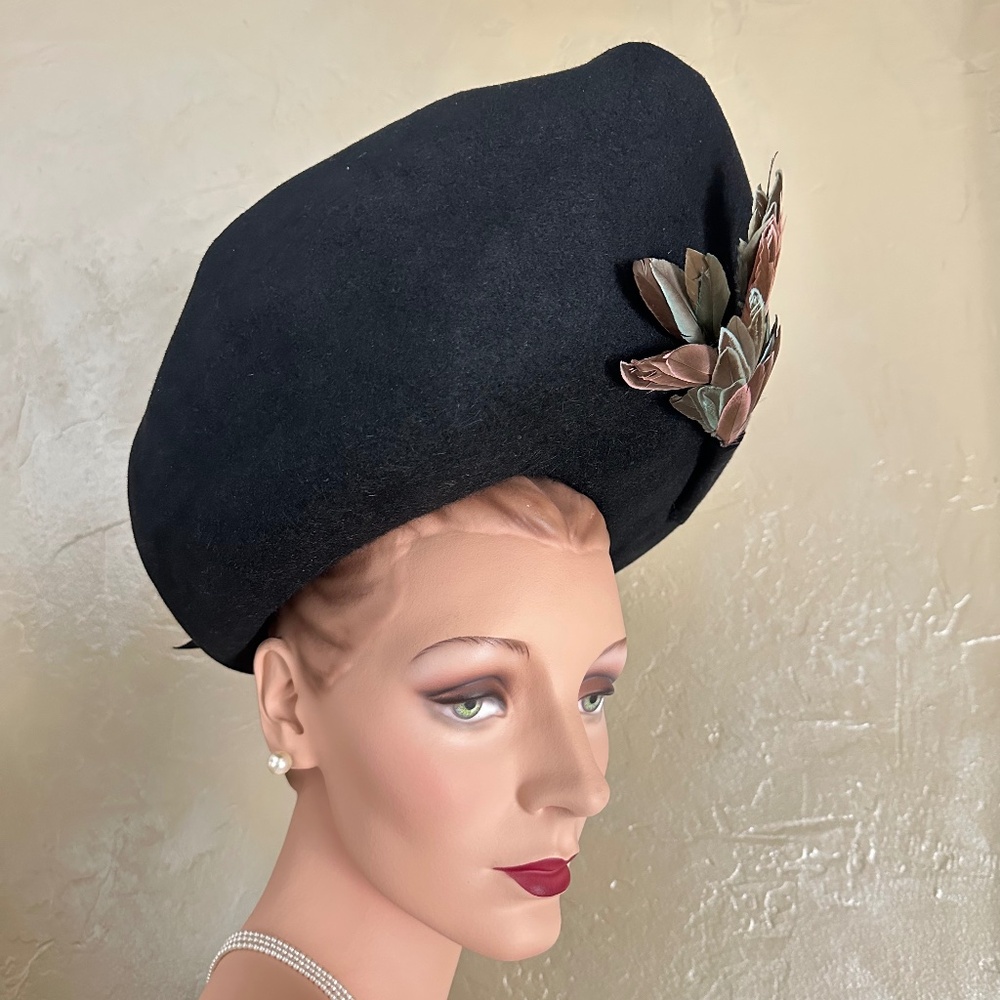 MAGNIFICENT 1940's BLACK FELT HAT WITH UPTURNED BRIM + MULTICOLOR FEATHER "WINGS - Picture 3 of 13